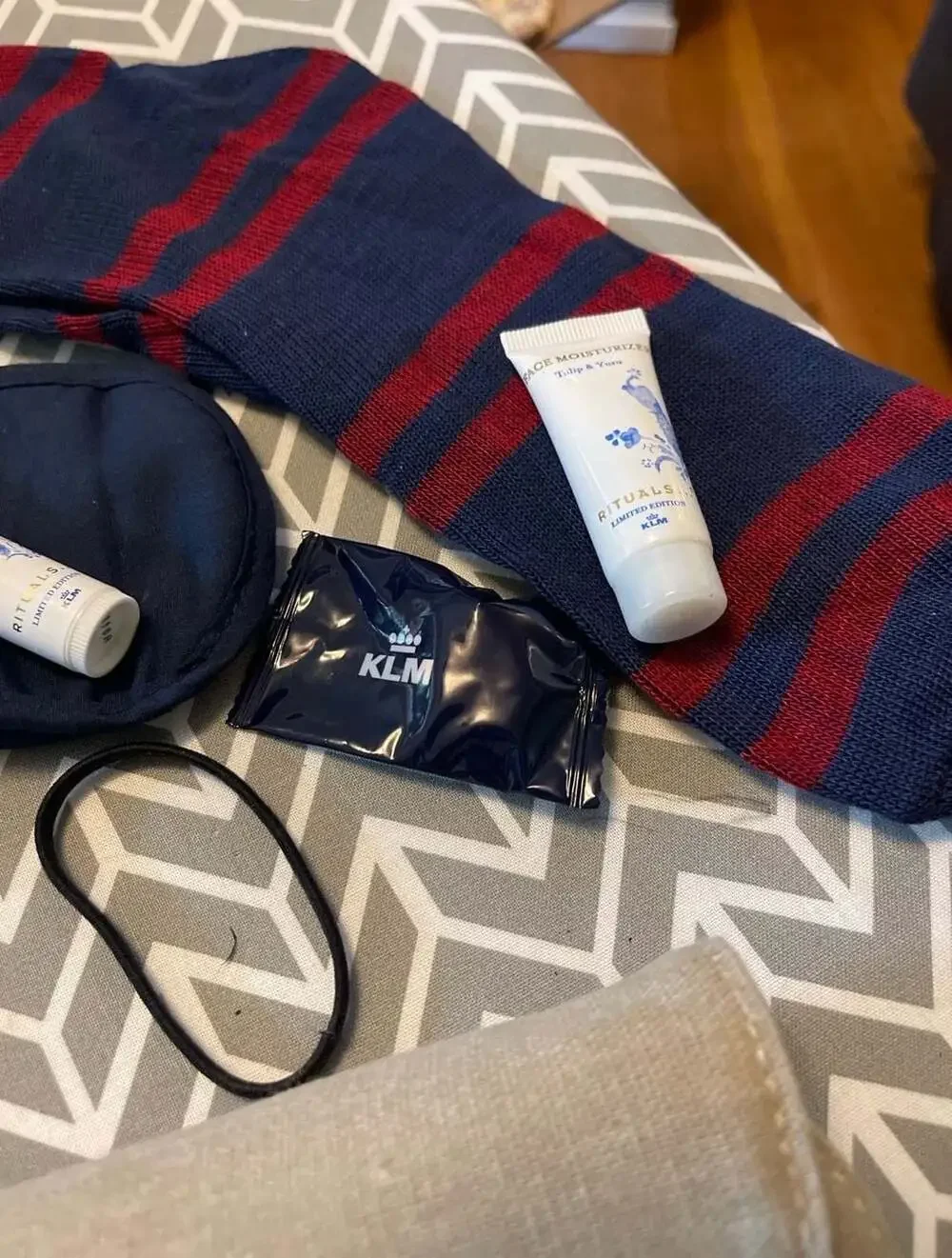 KLM  Dutch Airlines Amenity Kit 7 items Rituals Pouch, eye mask, socks, clutch